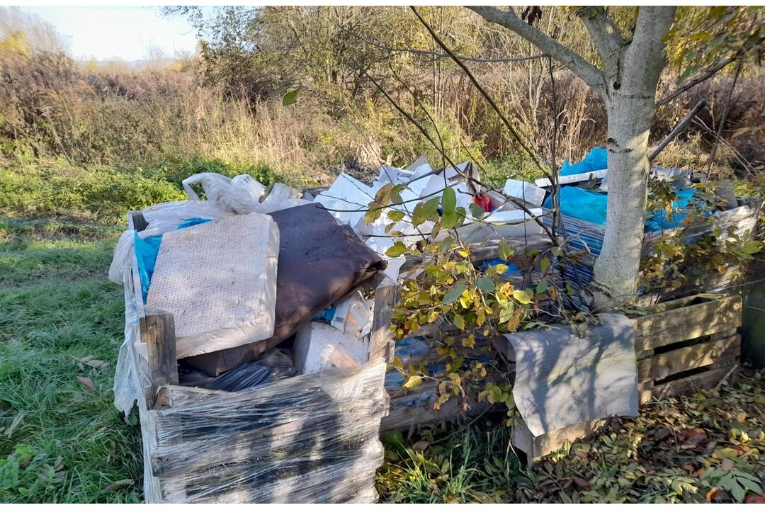 FOTO: Polícia v Bystrici našla zakladateľa skládky, foto 3