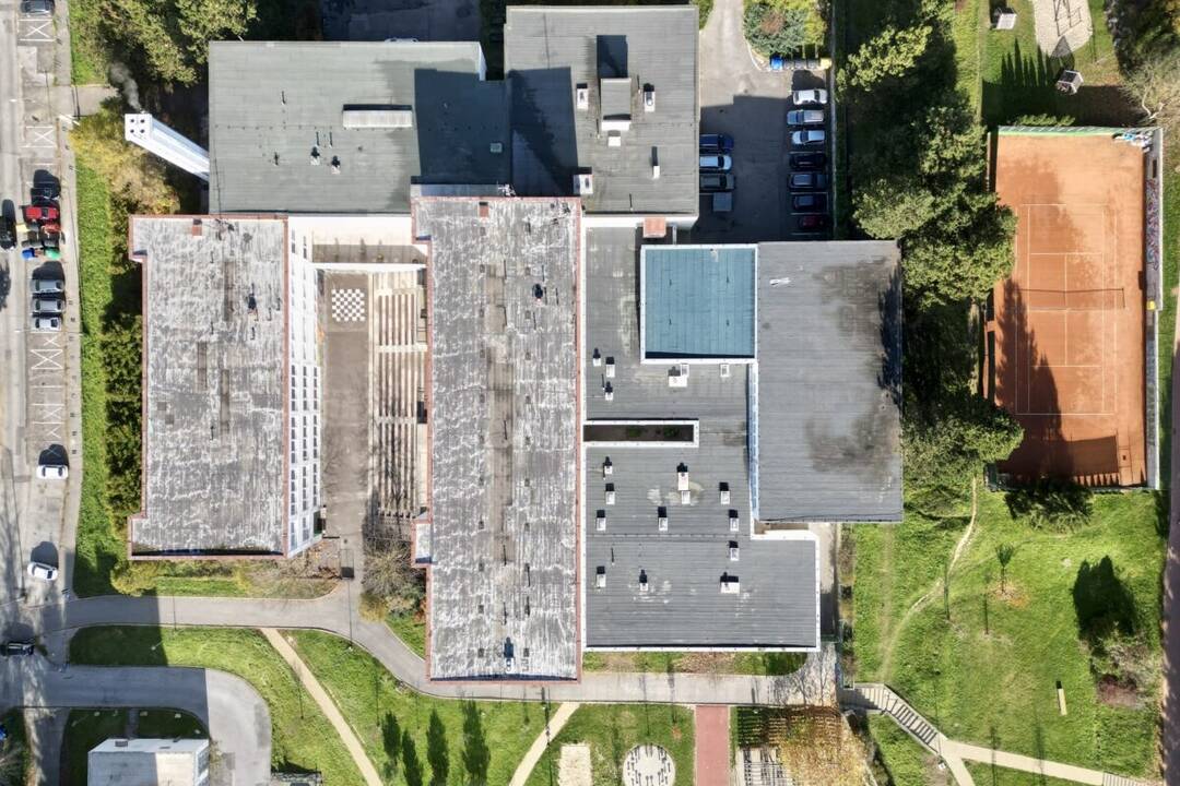 FOTO: Na streche základnej školy sa podpísal zub času , foto 4