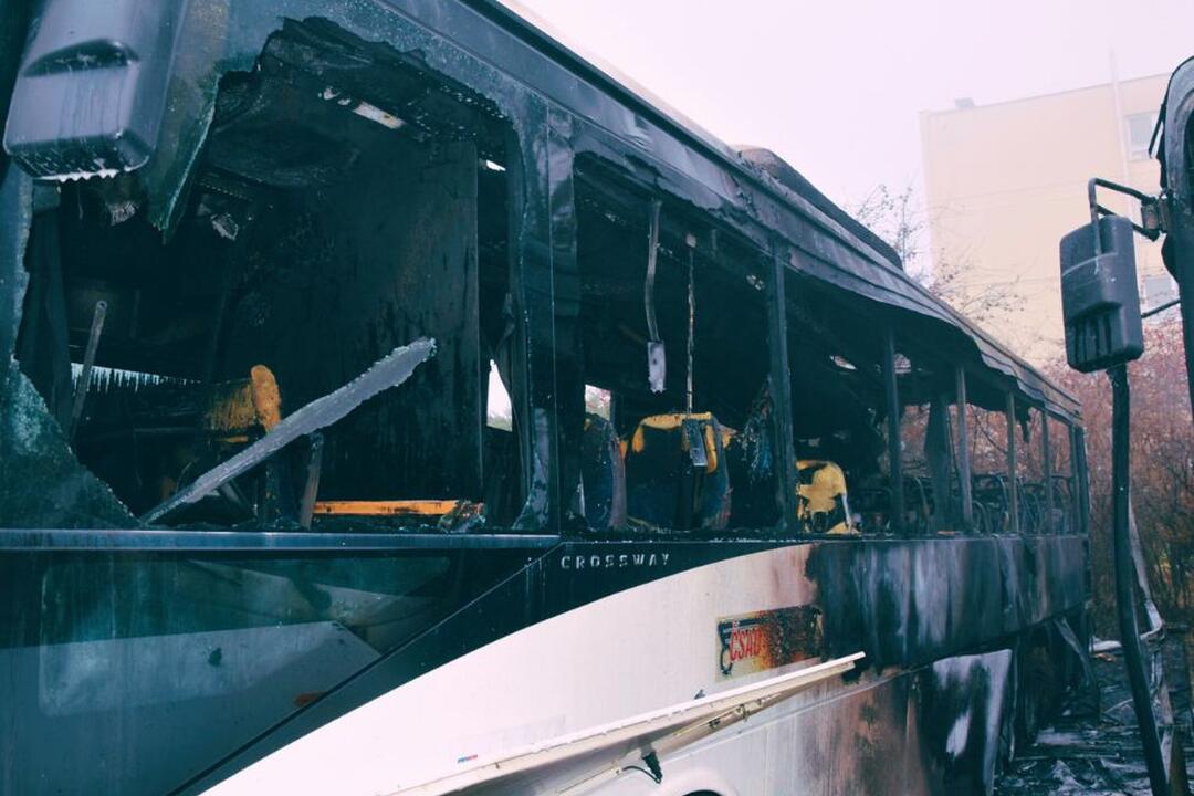 FOTO: V Poltári zhoreli dva autobusy, škoda je vyše 200-tisíc eur. Kto ich zapálil?, foto 1