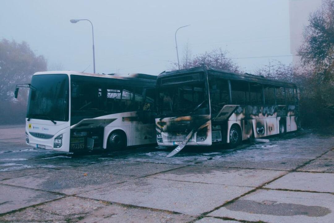 FOTO: V Poltári zhoreli dva autobusy, škoda je vyše 200-tisíc eur. Kto ich zapálil?, foto 3