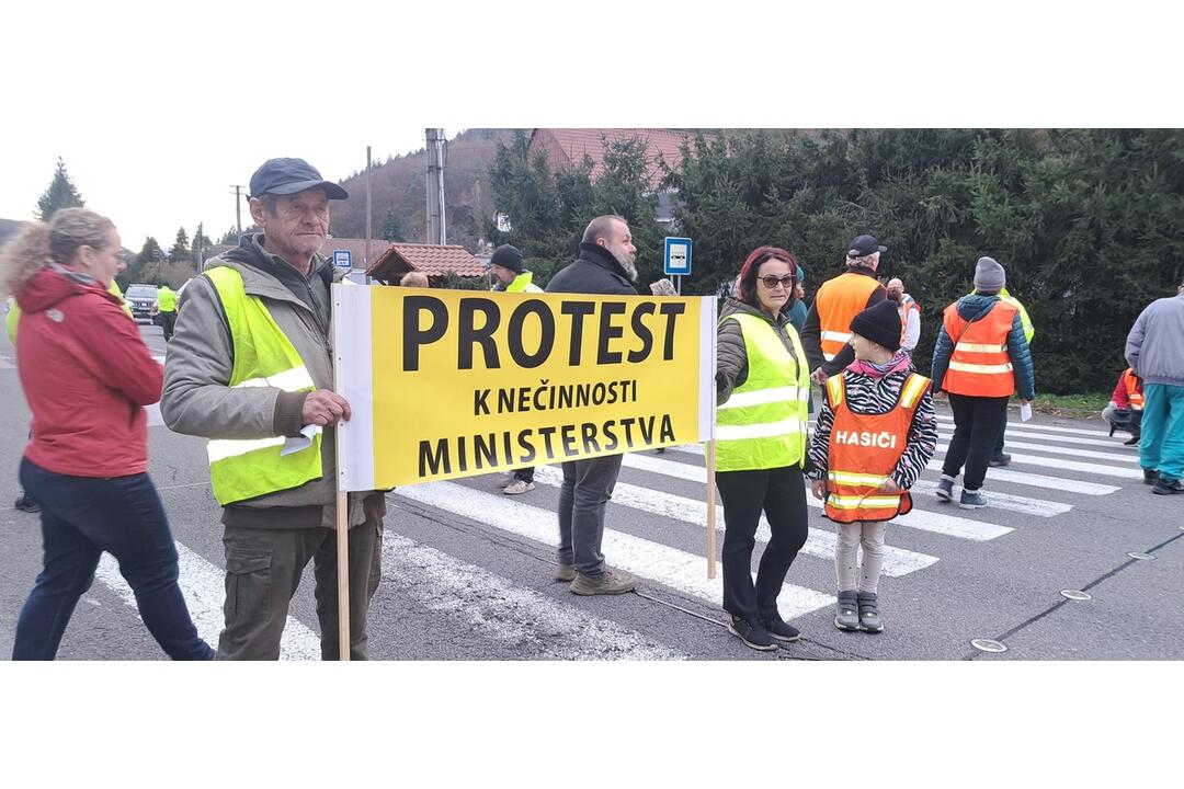 FOTO: V obci pri Žiari nad Hronom sa protestovalo. Obyvatelia blokovali cestu , foto 3
