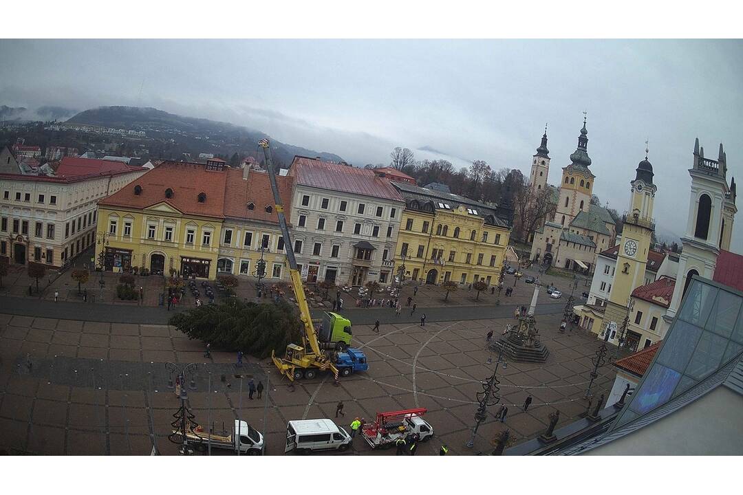 FOTO: Vianočný stromček už zdobí námestie, foto 1