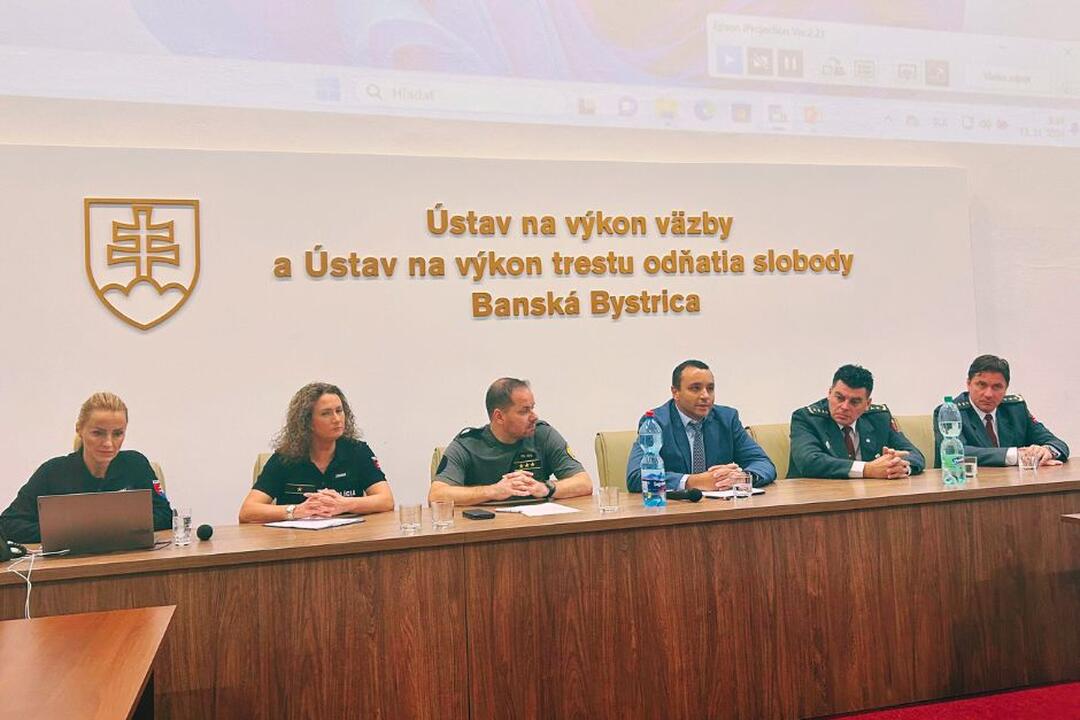 FOTO: Banskobystrickí gymnazisti skončili vo väzení aj napriek tomu, že nič neurobili, foto 6