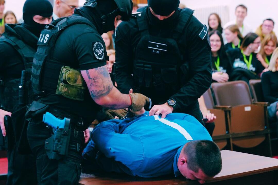 FOTO: Banskobystrickí gymnazisti skončili vo väzení aj napriek tomu, že nič neurobili, foto 9