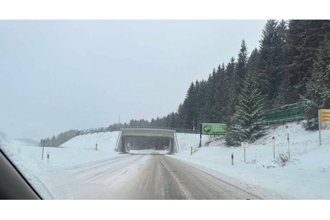 FOTO:  Mestá v Banskobystrickom kraji sú poriadne zasnežené, foto 6