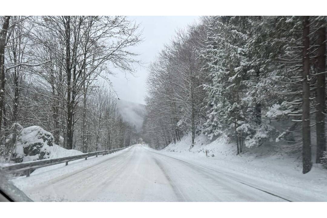 FOTO:  Mestá v Banskobystrickom kraji sú poriadne zasnežené, foto 7