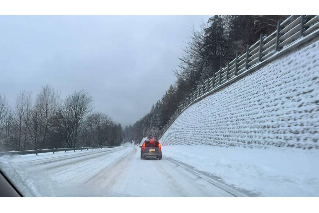 FOTO:  Mestá v Banskobystrickom kraji sú poriadne zasnežené, foto 8
