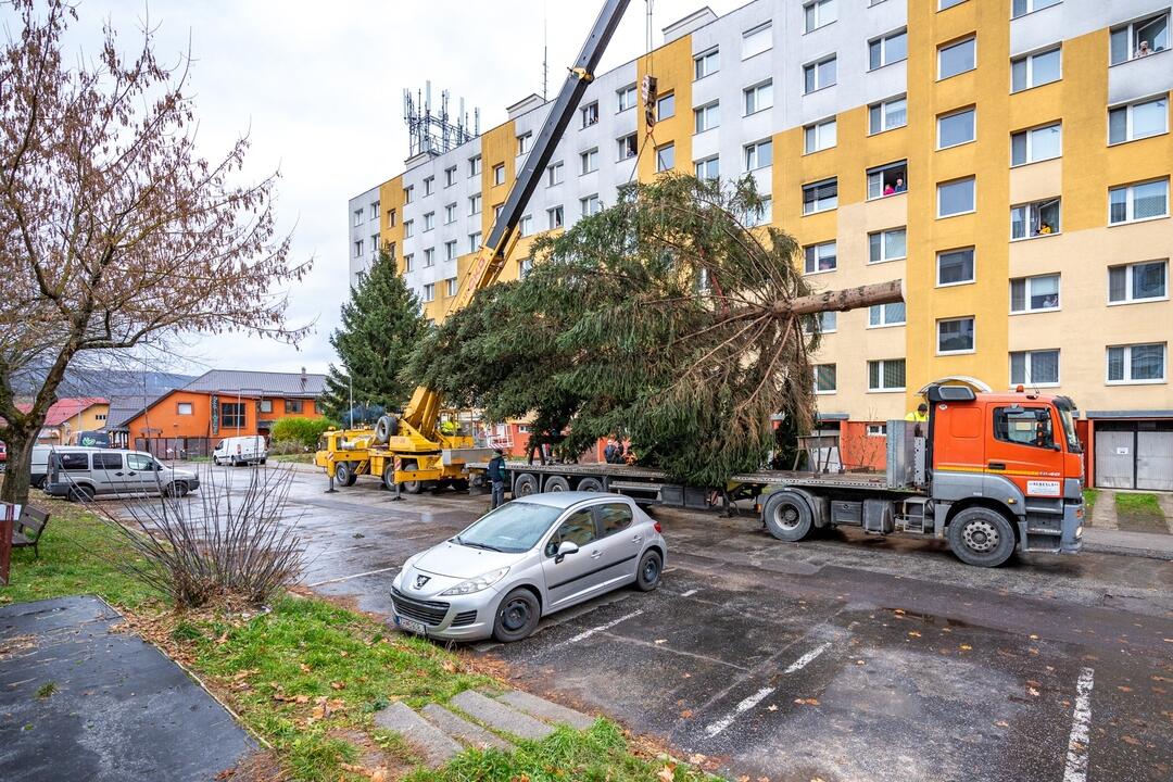 FOTO: Pozrite si, ako sa dostal stromček aj na námestie v Žiari nad Hronom, foto 12