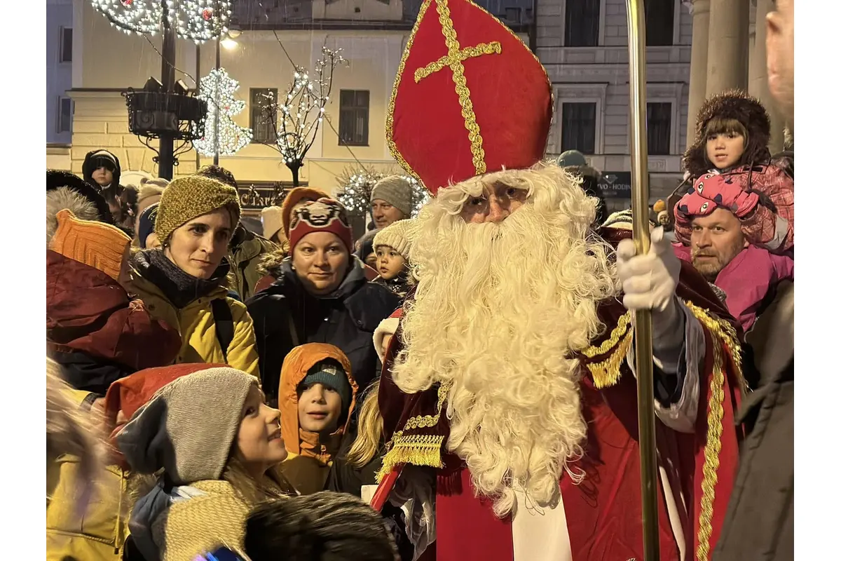 FOTO: Na námestí v Banskej Bystrici rozsvietili vianočný stromček, prišiel aj Mikuláš, foto 1