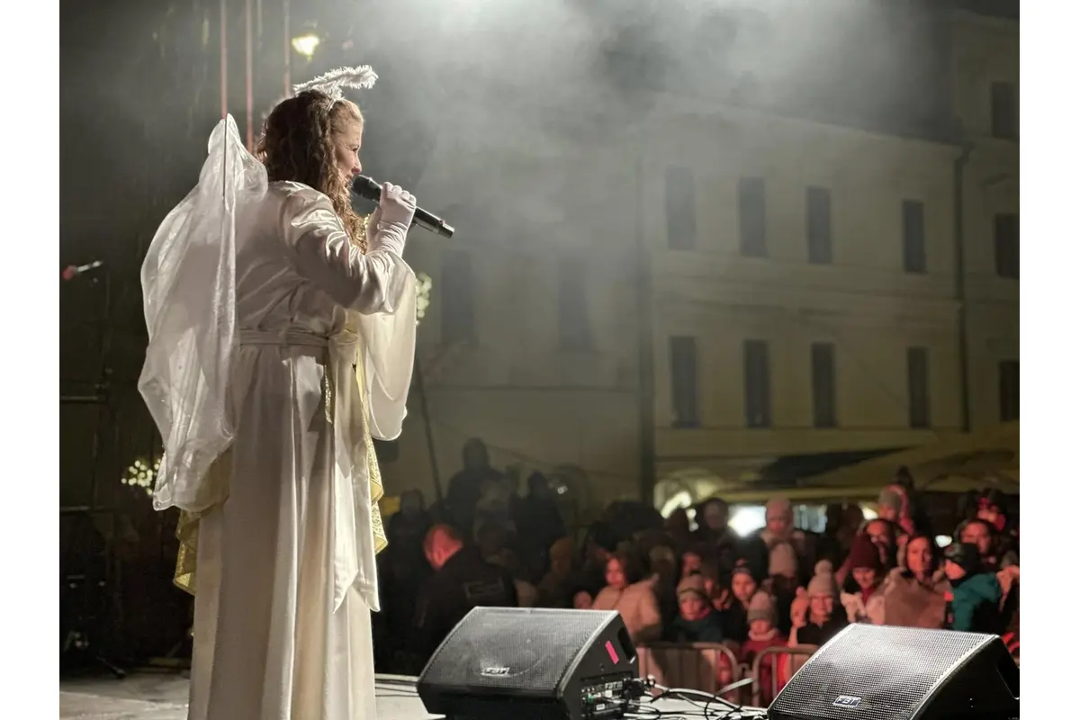 FOTO: Na námestí v Banskej Bystrici rozsvietili vianočný stromček, prišiel aj Mikuláš, foto 5