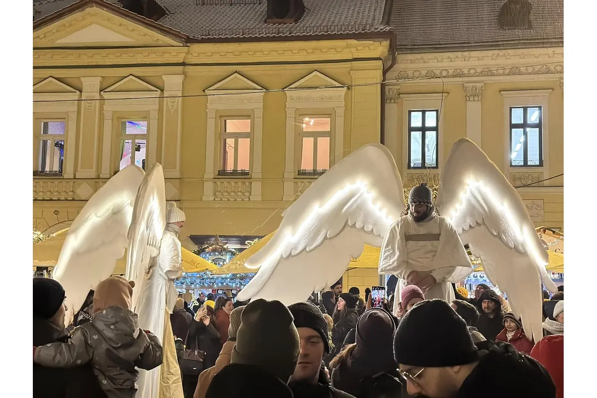 FOTO: Na námestí v Banskej Bystrici rozsvietili vianočný stromček, prišiel aj Mikuláš, foto 3