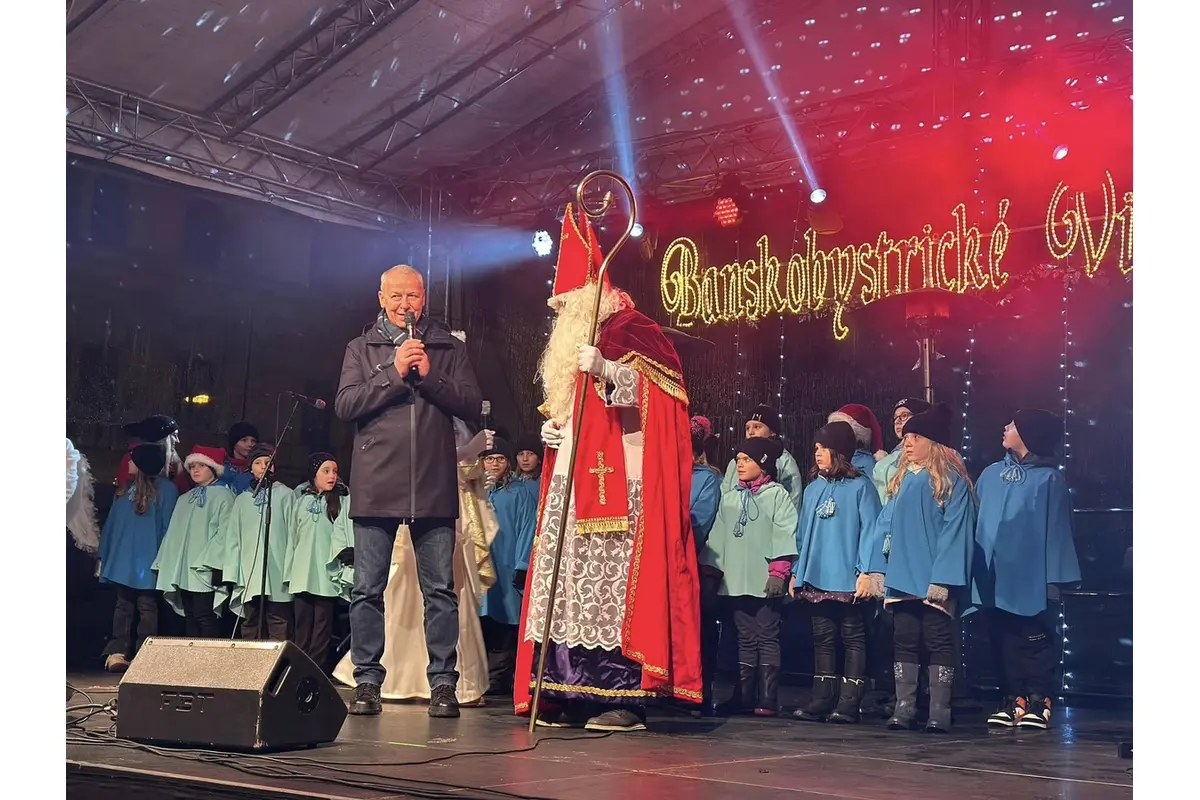 FOTO: Na námestí v Banskej Bystrici rozsvietili vianočný stromček, prišiel aj Mikuláš, foto 6
