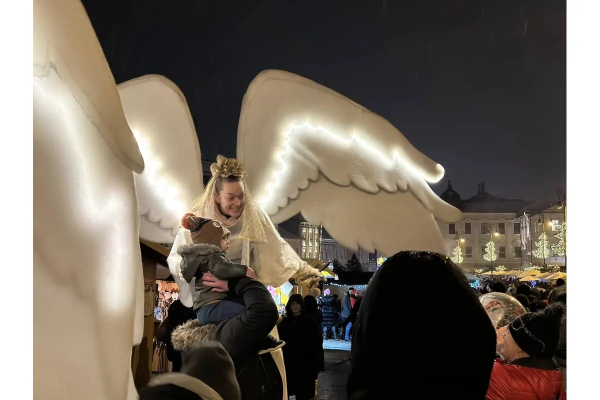 FOTO: Na námestí v Banskej Bystrici rozsvietili vianočný stromček, prišiel aj Mikuláš, foto 7