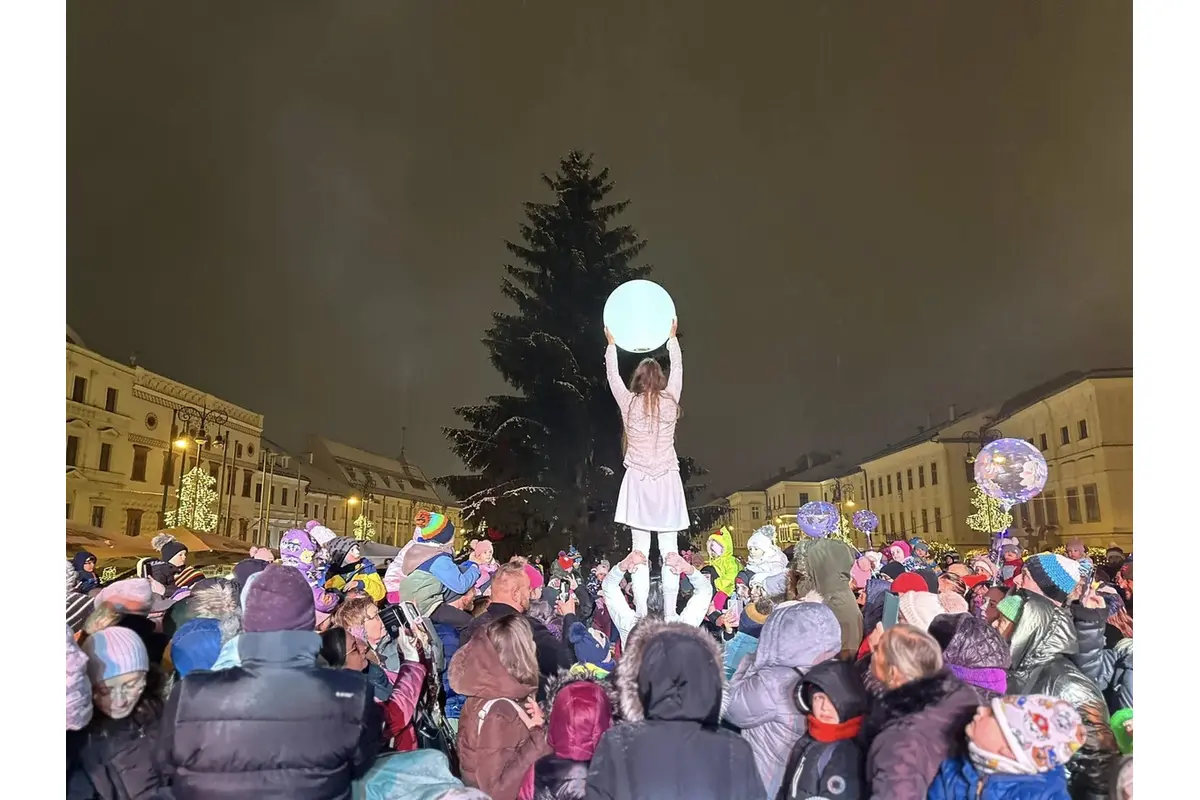 FOTO: Na námestí v Banskej Bystrici rozsvietili vianočný stromček, prišiel aj Mikuláš, foto 8