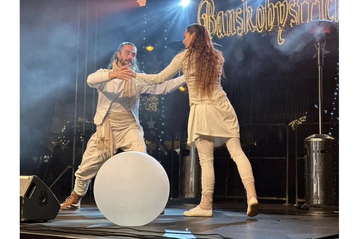 FOTO: Na námestí v Banskej Bystrici rozsvietili vianočný stromček, prišiel aj Mikuláš, foto 9