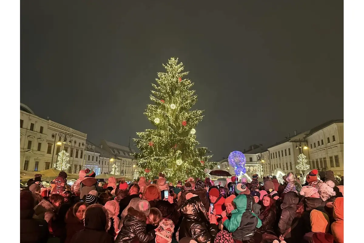 FOTO: Na námestí v Banskej Bystrici rozsvietili vianočný stromček, prišiel aj Mikuláš, foto 2
