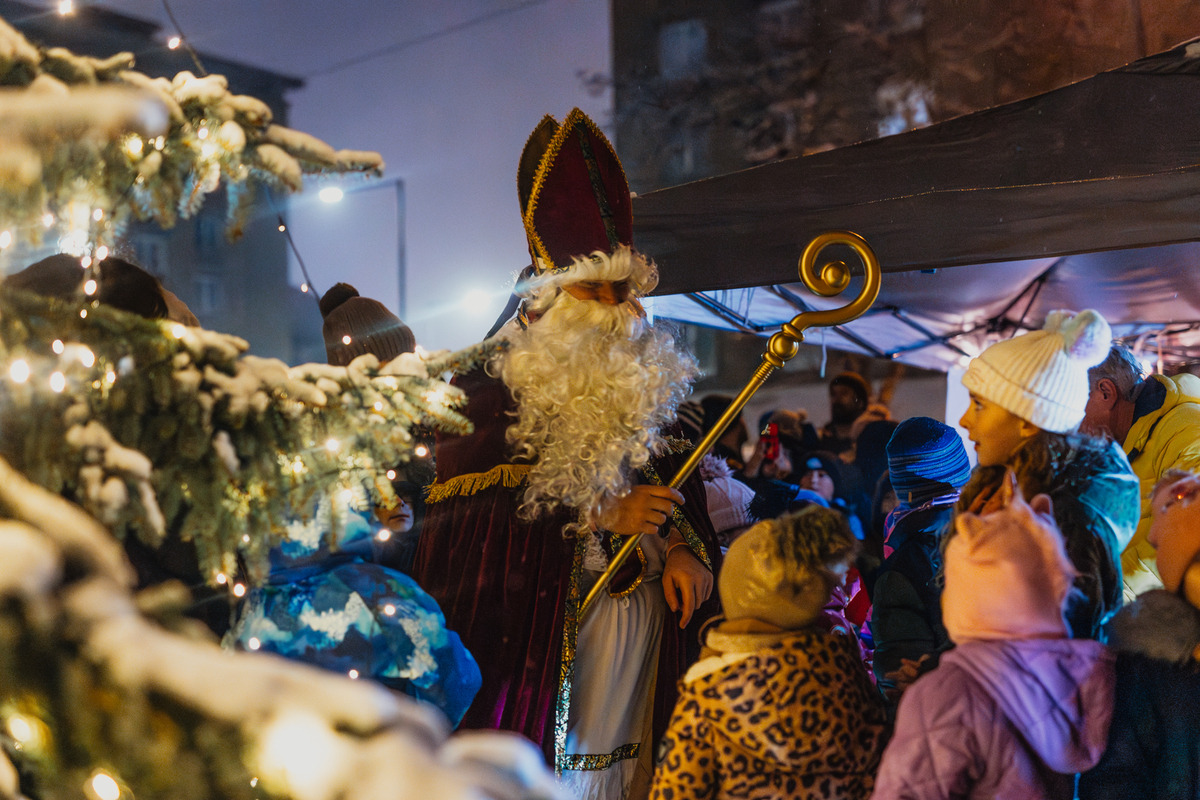 FOTO: Bystrické sídlisko drží spolu. Ľudia si spravili vlastnú mikulášsku akciu, foto 4