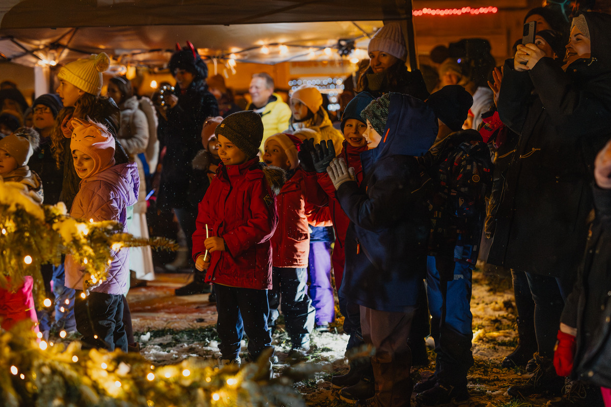 FOTO: Bystrické sídlisko drží spolu. Ľudia si spravili vlastnú mikulášsku akciu, foto 5