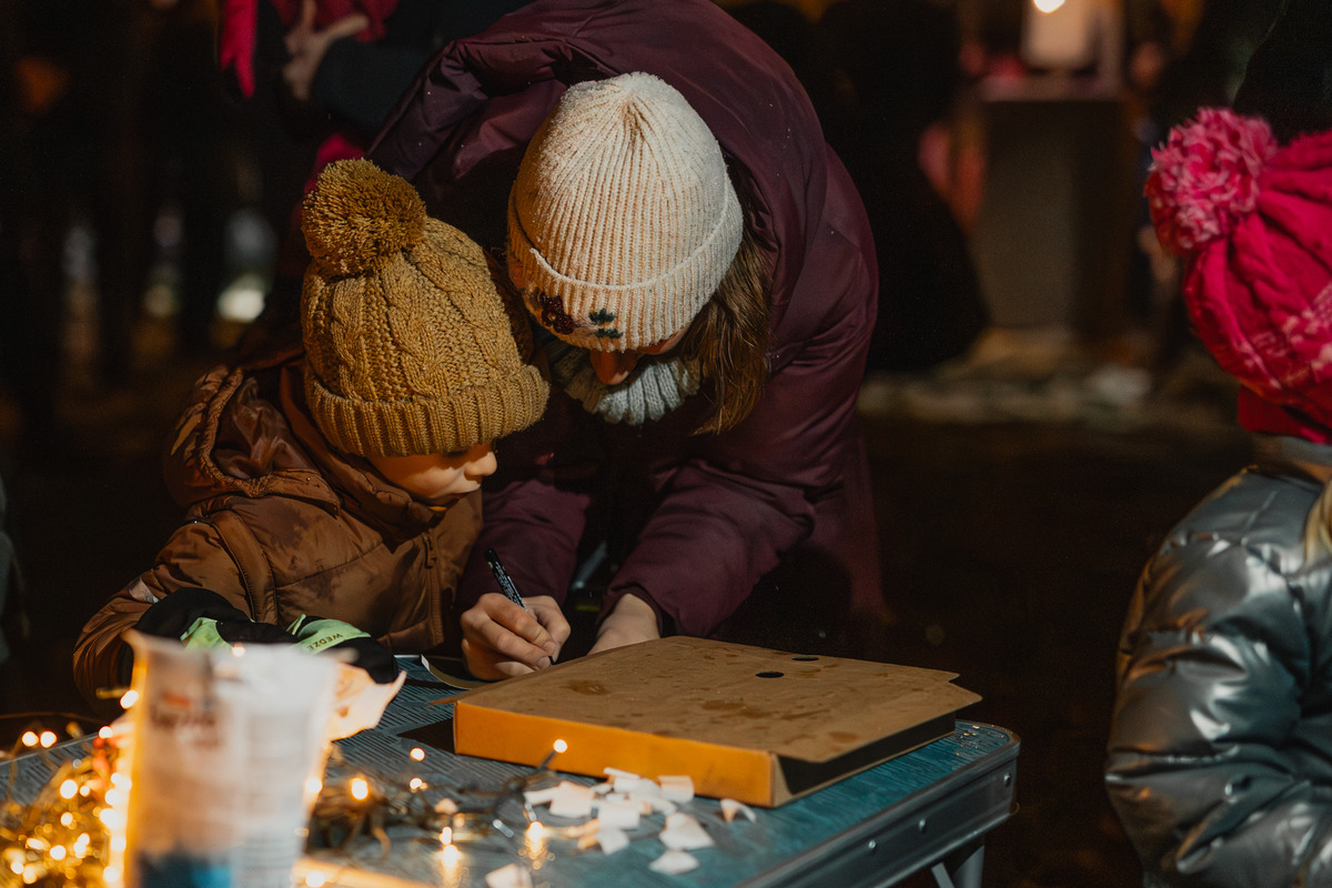 FOTO: Bystrické sídlisko drží spolu. Ľudia si spravili vlastnú mikulášsku akciu, foto 6