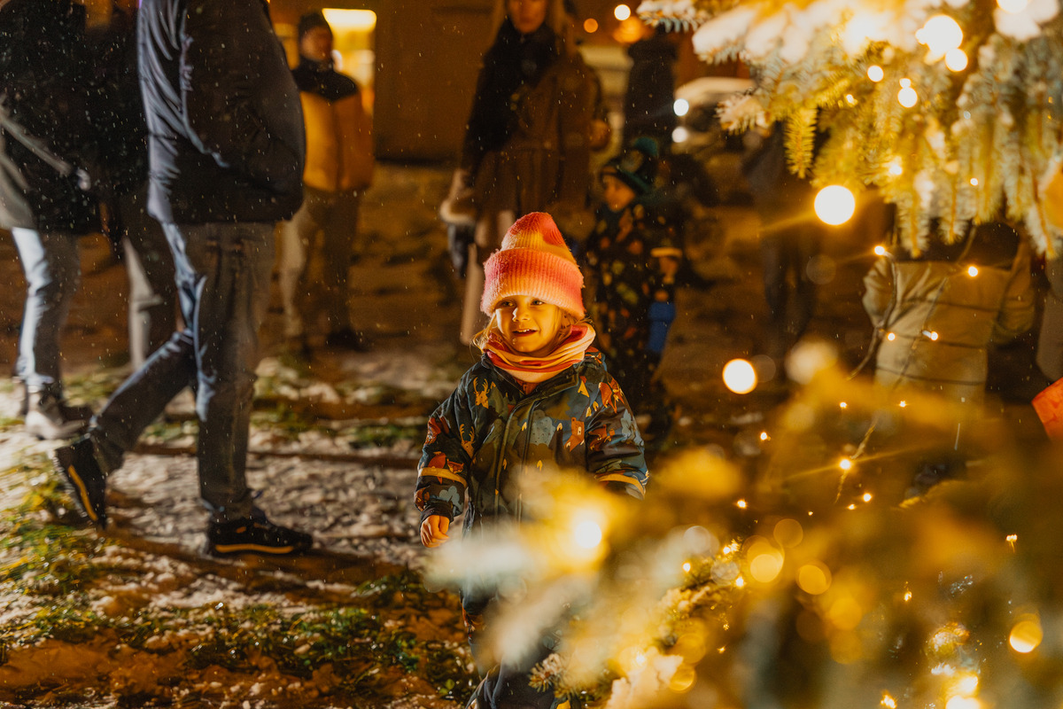 FOTO: Bystrické sídlisko drží spolu. Ľudia si spravili vlastnú mikulášsku akciu, foto 9