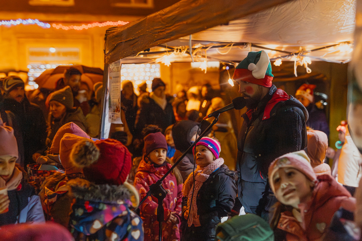 FOTO: Bystrické sídlisko drží spolu. Ľudia si spravili vlastnú mikulášsku akciu, foto 11