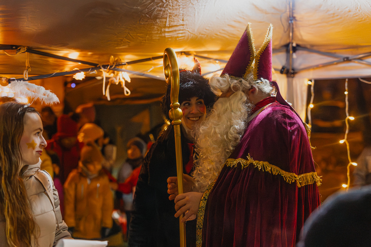 FOTO: Bystrické sídlisko drží spolu. Ľudia si spravili vlastnú mikulášsku akciu, foto 12