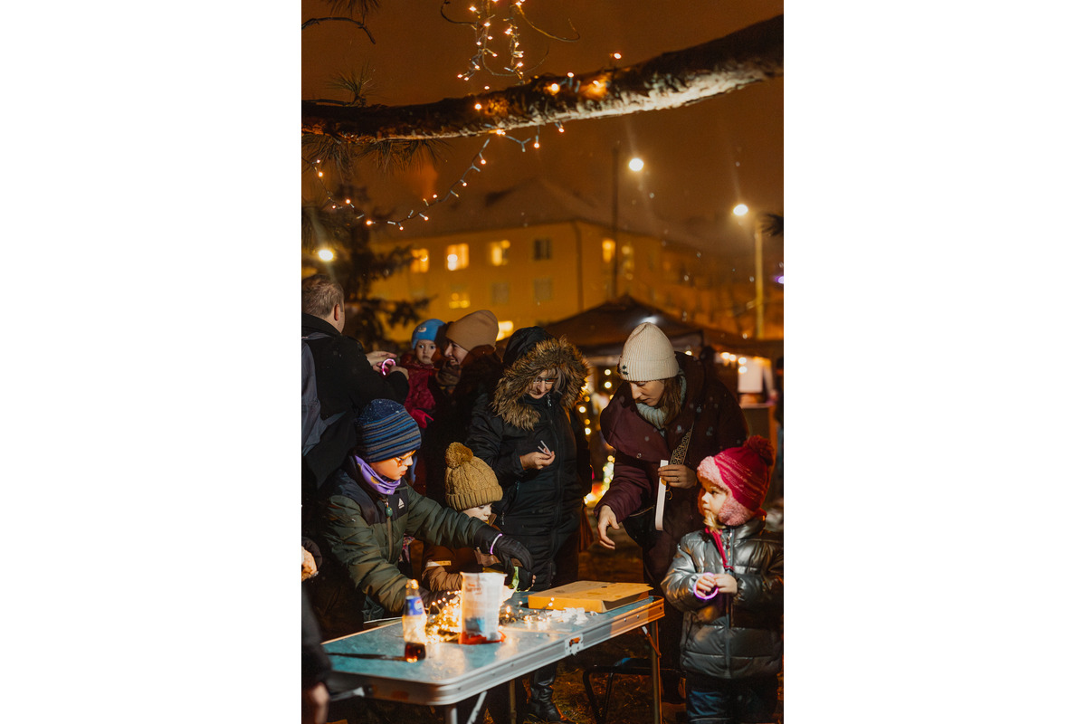 FOTO: Bystrické sídlisko drží spolu. Ľudia si spravili vlastnú mikulášsku akciu, foto 13
