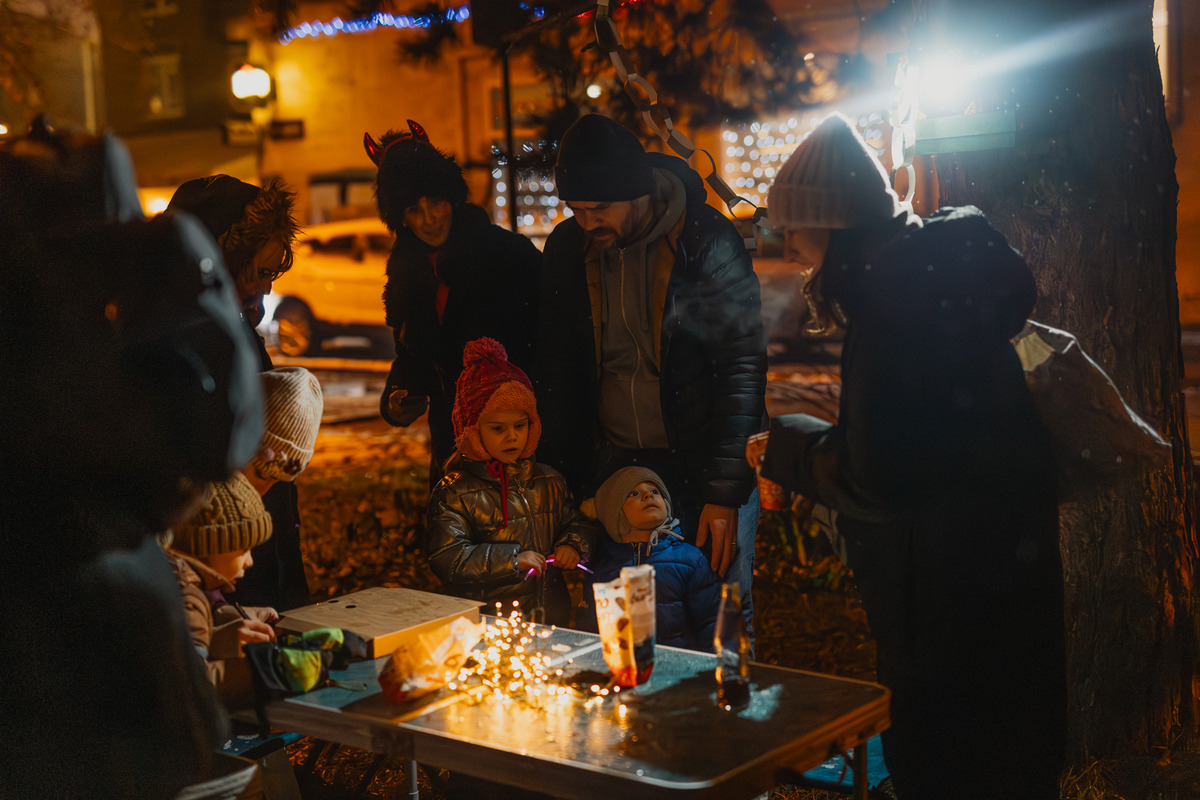 FOTO: Bystrické sídlisko drží spolu. Ľudia si spravili vlastnú mikulášsku akciu, foto 15