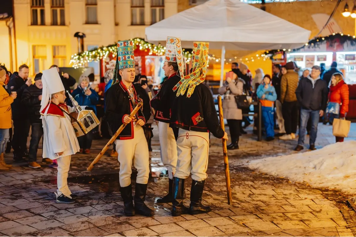 FOTO:  Boli ste už na vianočných trhoch v Bystrici? Vo štvrtok sa otvoril aj regionálny predaj, ideálny na kúpu darčekov, foto 1