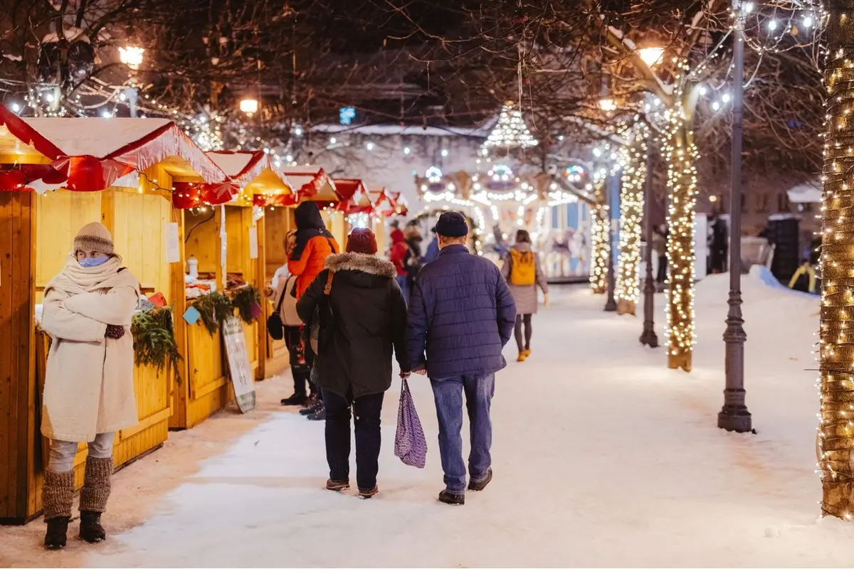 FOTO:  Boli ste už na vianočných trhoch v Bystrici? Vo štvrtok sa otvoril aj regionálny predaj, ideálny na kúpu darčekov, foto 2