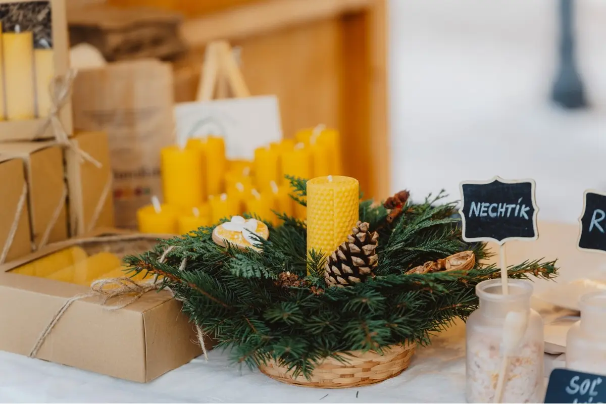 FOTO:  Boli ste už na vianočných trhoch v Bystrici? Vo štvrtok sa otvoril aj regionálny predaj, ideálny na kúpu darčekov, foto 3