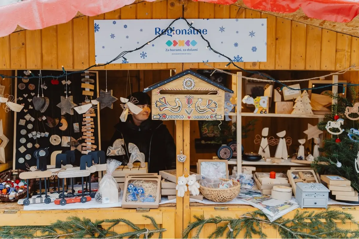 FOTO:  Boli ste už na vianočných trhoch v Bystrici? Vo štvrtok sa otvoril aj regionálny predaj, ideálny na kúpu darčekov, foto 4