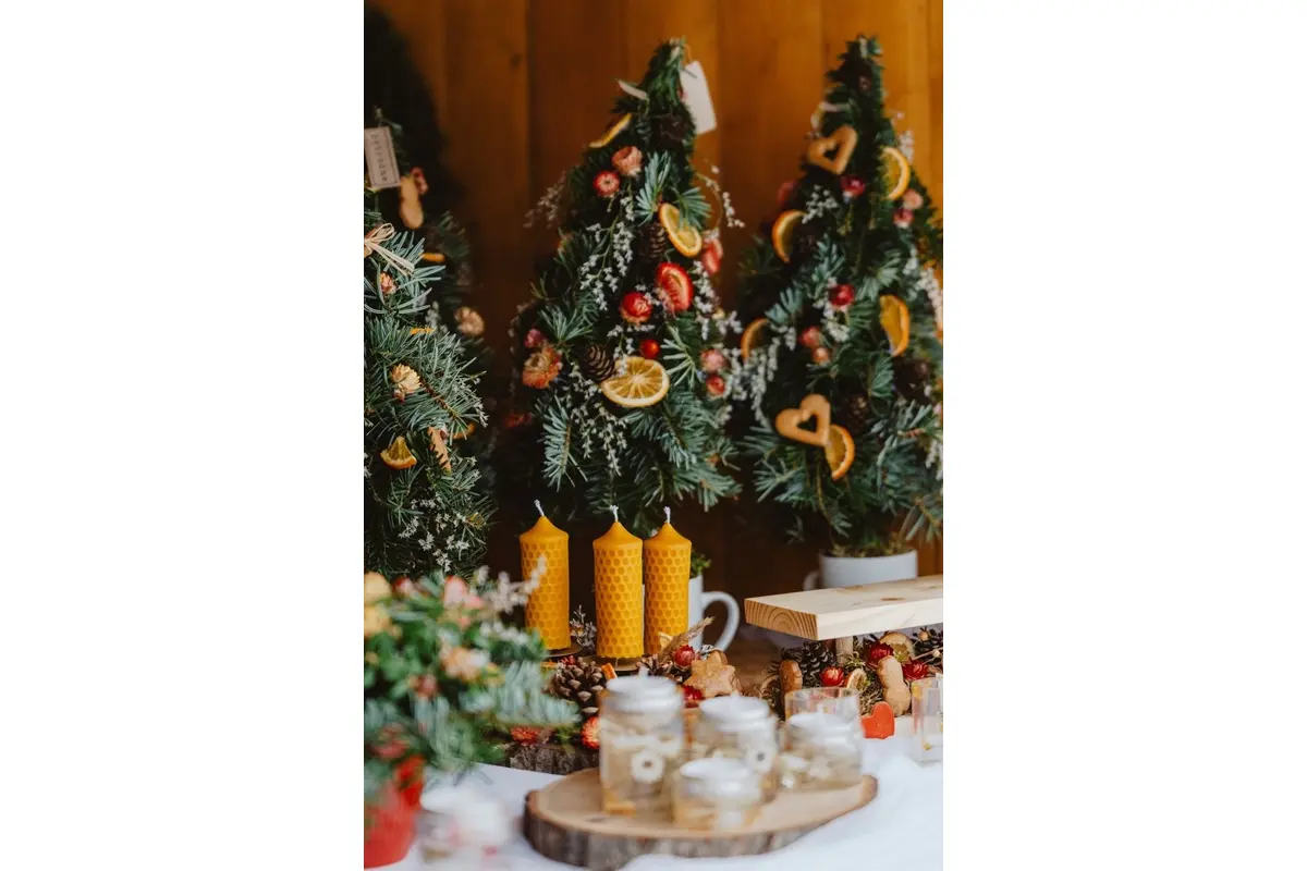 FOTO:  Boli ste už na vianočných trhoch v Bystrici? Vo štvrtok sa otvoril aj regionálny predaj, ideálny na kúpu darčekov, foto 5