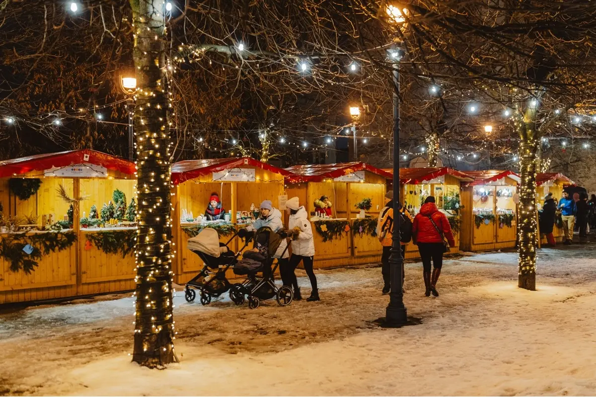 FOTO:  Boli ste už na vianočných trhoch v Bystrici? Vo štvrtok sa otvoril aj regionálny predaj, ideálny na kúpu darčekov, foto 7