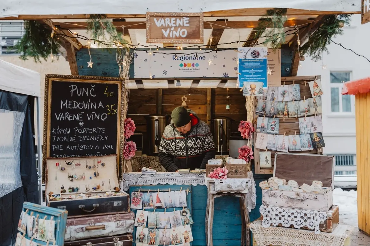 FOTO:  Boli ste už na vianočných trhoch v Bystrici? Vo štvrtok sa otvoril aj regionálny predaj, ideálny na kúpu darčekov, foto 8