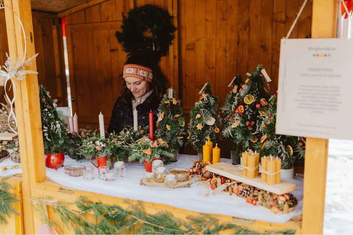 FOTO:  Boli ste už na vianočných trhoch v Bystrici? Vo štvrtok sa otvoril aj regionálny predaj, ideálny na kúpu darčekov, foto 9