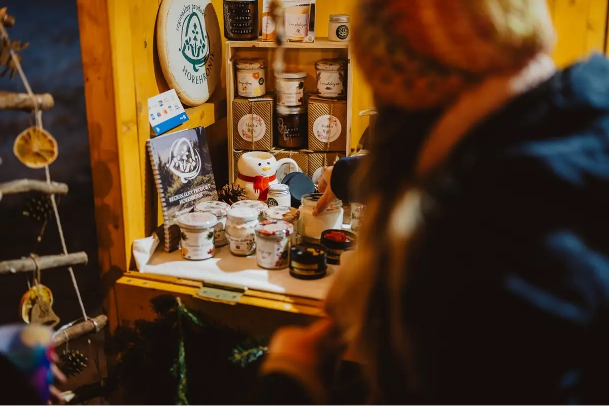 FOTO:  Boli ste už na vianočných trhoch v Bystrici? Vo štvrtok sa otvoril aj regionálny predaj, ideálny na kúpu darčekov, foto 10