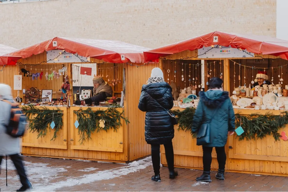 FOTO:  Boli ste už na vianočných trhoch v Bystrici? Vo štvrtok sa otvoril aj regionálny predaj, ideálny na kúpu darčekov, foto 11