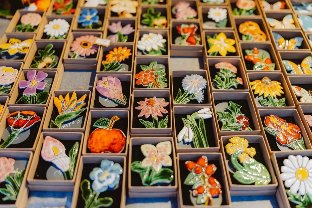 FOTO:  Boli ste už na vianočných trhoch v Bystrici? Vo štvrtok sa otvoril aj regionálny predaj, ideálny na kúpu darčekov, foto 12