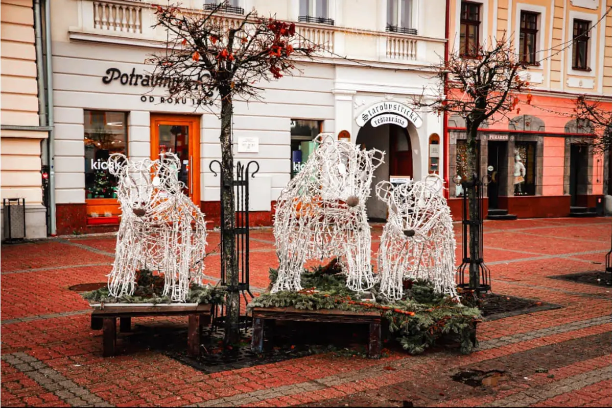 FOTO:  Boli ste už na vianočných trhoch v Bystrici? Vo štvrtok sa otvoril aj regionálny predaj, ideálny na kúpu darčekov, foto 15