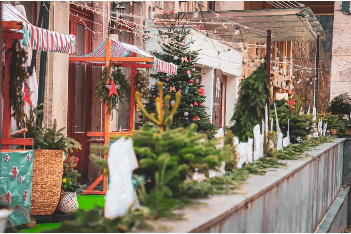 FOTO:  Boli ste už na vianočných trhoch v Bystrici? Vo štvrtok sa otvoril aj regionálny predaj, ideálny na kúpu darčekov, foto 17