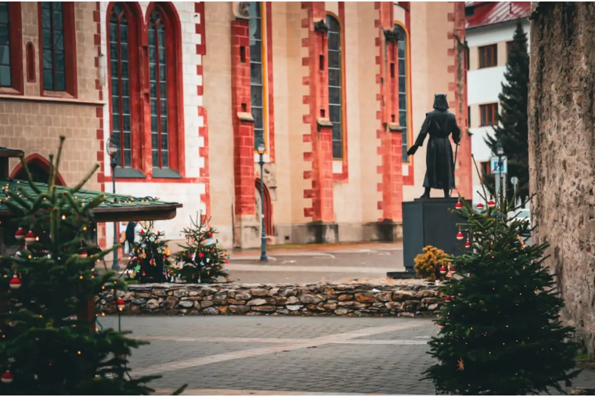 FOTO:  Boli ste už na vianočných trhoch v Bystrici? Vo štvrtok sa otvoril aj regionálny predaj, ideálny na kúpu darčekov, foto 23