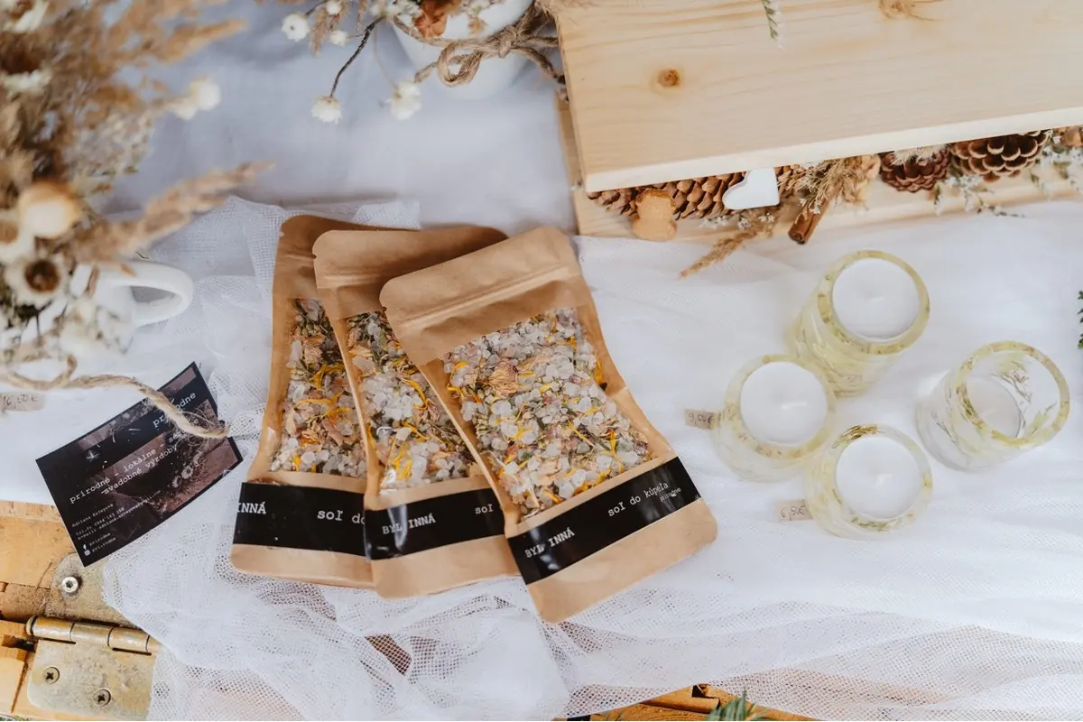 FOTO:  Boli ste už na vianočných trhoch v Bystrici? Vo štvrtok sa otvoril aj regionálny predaj, ideálny na kúpu darčekov, foto 24