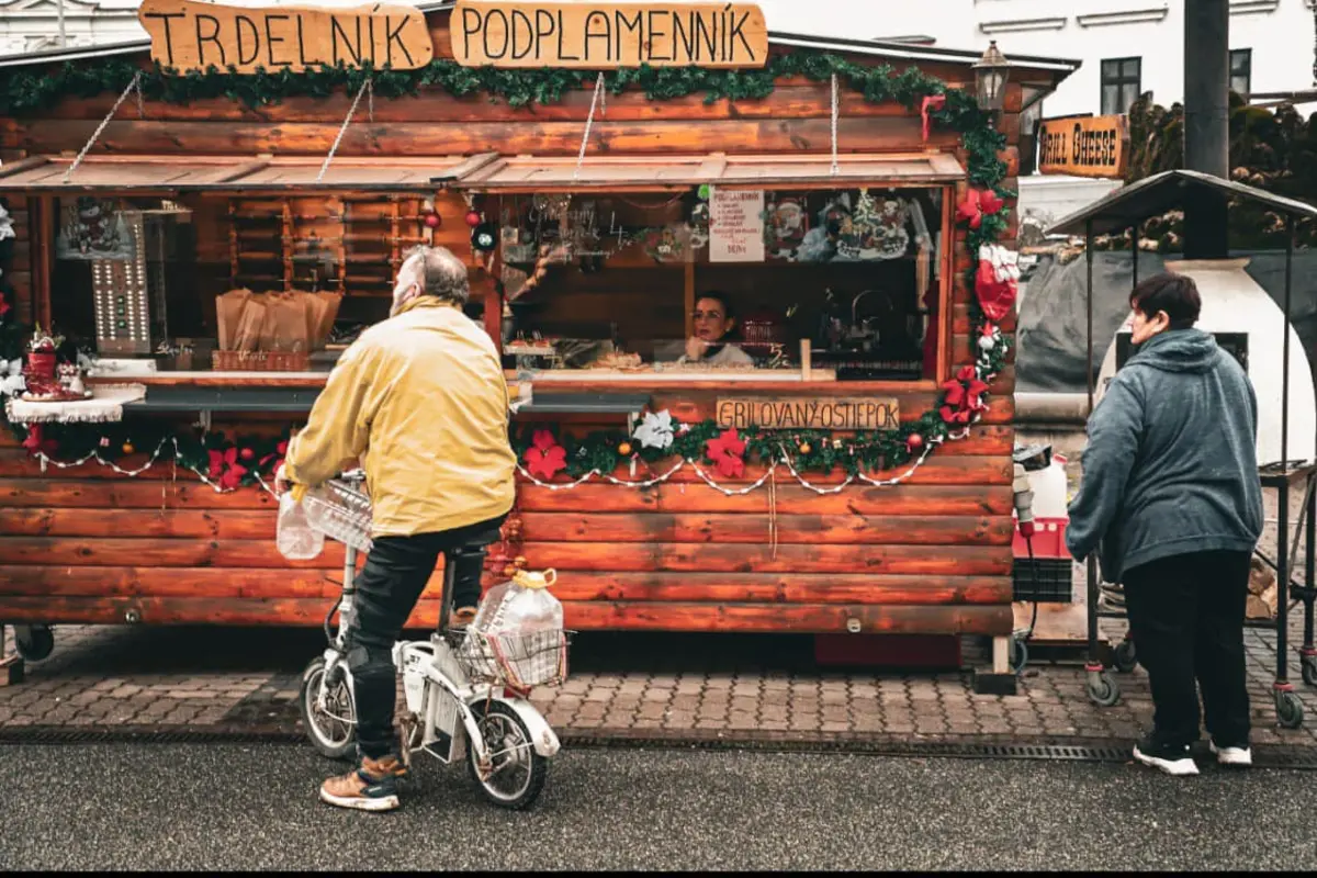 FOTO:  Boli ste už na vianočných trhoch v Bystrici? Vo štvrtok sa otvoril aj regionálny predaj, ideálny na kúpu darčekov, foto 26