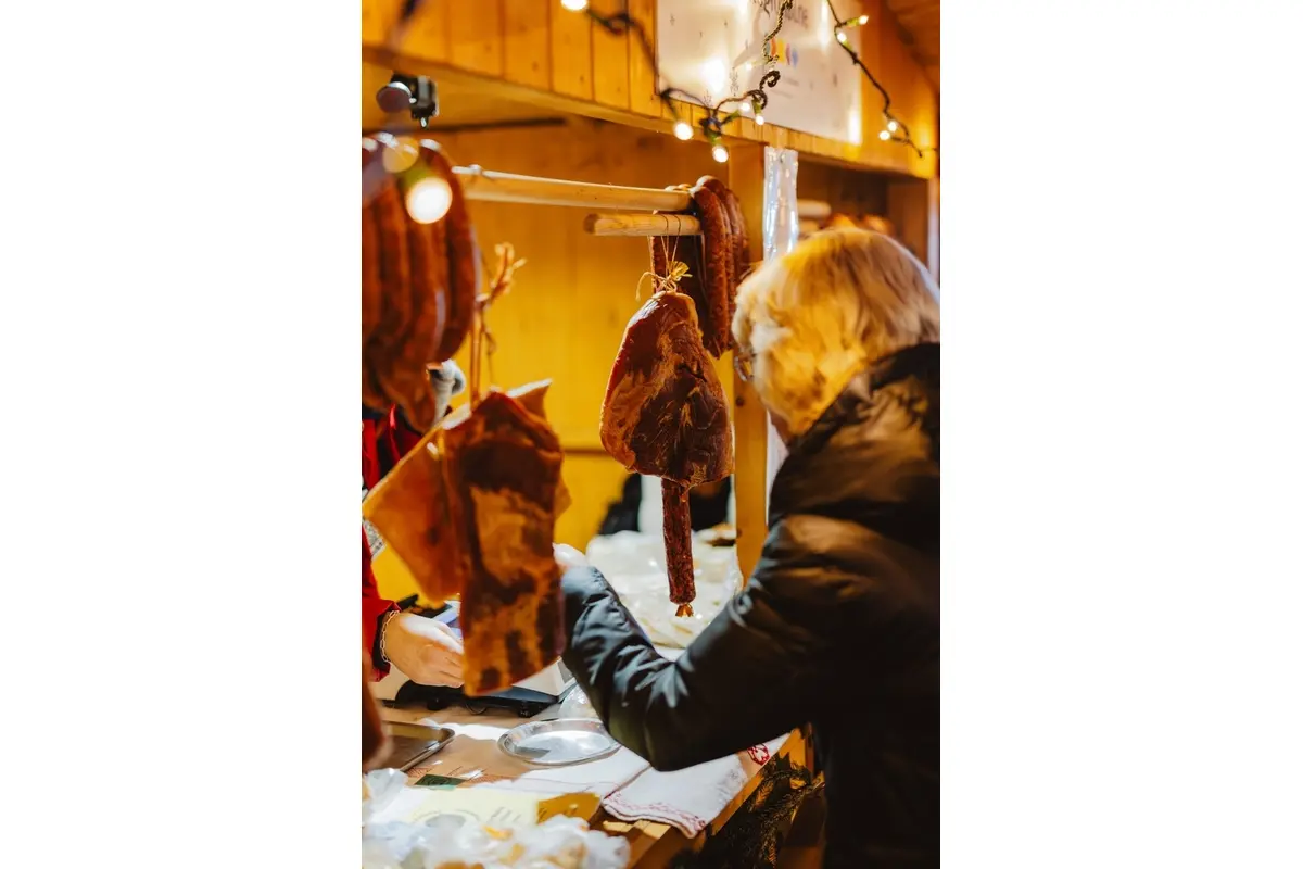 FOTO:  Boli ste už na vianočných trhoch v Bystrici? Vo štvrtok sa otvoril aj regionálny predaj, ideálny na kúpu darčekov, foto 28