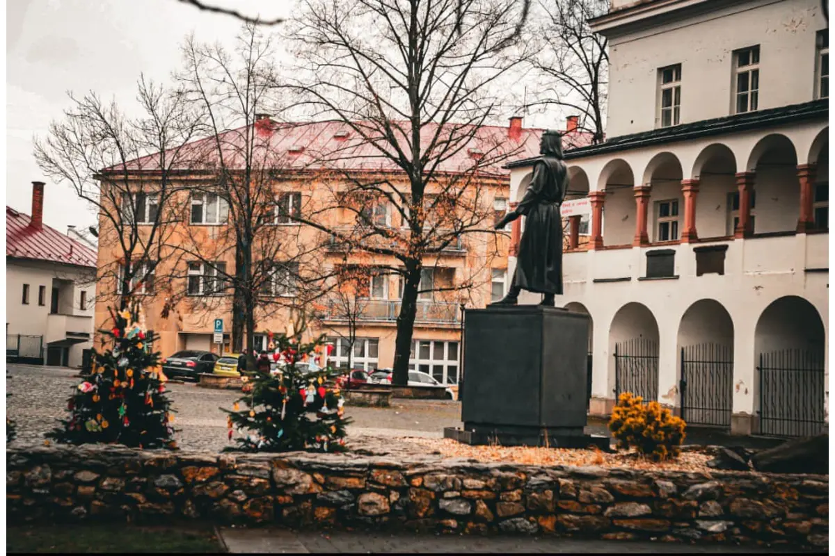 FOTO:  Boli ste už na vianočných trhoch v Bystrici? Vo štvrtok sa otvoril aj regionálny predaj, ideálny na kúpu darčekov, foto 29