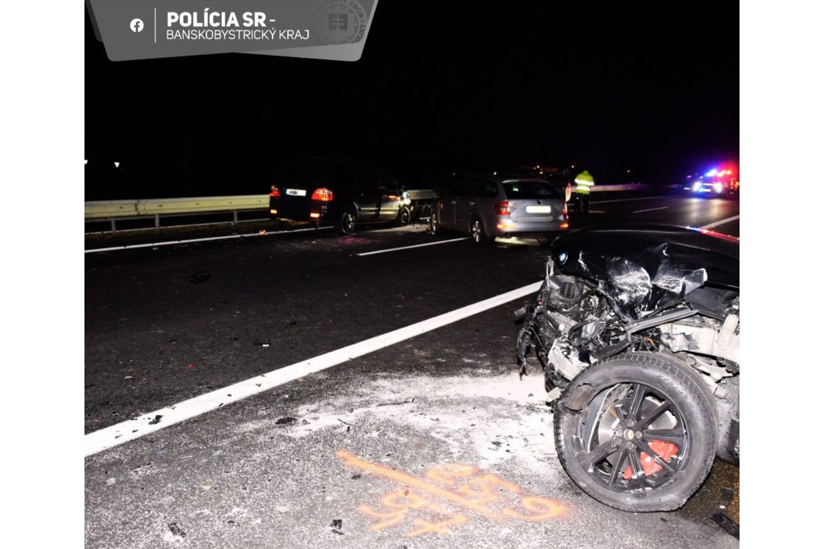 FOTO: Na rýchlostnej ceste R2 zasahujú pri Fige po hromadne nehode záchranné zložky, foto 6