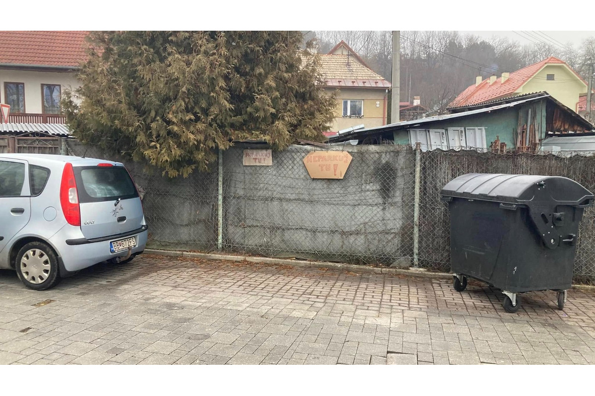 FOTO: Vodičku zablokovali kontajnerom aj autom, foto 3