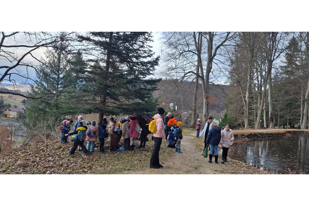 FOTO: Deti pomohli s príkrmom lesnej zveri, foto 2
