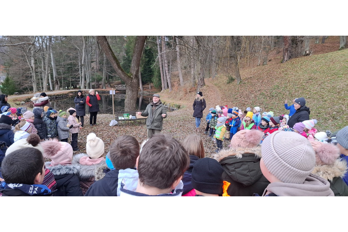 FOTO: Deti pomohli s príkrmom lesnej zveri, foto 6